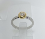 ANEL SOLITÁRIO  BICOLOR EM OURO BRANCO 18K, COM DETALHE EM OURO AMARELO 18K, COM 1 DIAMANTES DE 50 P