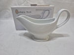Molheria em porcelana branca. Medindo 21cm bico alça x 13cm de altura.