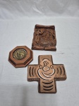 Lote de 3 enfeites para pendurar, sendo 2 em madeira e 1 em cerâmica. Medindo o maior 16cm x 11cm.