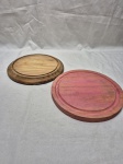 Lote de 2 peanhas em madeira, sendo uma pintada. Medindo a maior 17,5cm de diâmetro interno x 22cm de diâmetro externo.