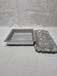Lote de pãozeira quadrada e fruteira retangular em alumínio. Medindo a pãozeira 20cm x 20cm x 5cm de altura.