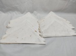 Jogo de 11 guardanapos em tecido branco. Medindo 47cm x 47cm. Peça com marcas de guardado.