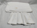 Lote de toalha de mesa retangular e 5 guardanapos em tecido branco. Medindo a toalha 210cm x 170cm. Peças com marcas de guardado.