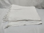 Manta em tecido branco com franjas. Medindo 200cm x 200cm. Peças com marcas de guardado.