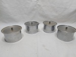 Jogo de 3 potes para temperos e farinheira em metal prateado. Medindo 11cm x 6,5cm de altura.