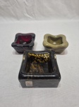 Lote de 3 petisqueiras quadradas  em pasta de vidro colorida. Medindo o maior 9cm x 9cm x 5cm de altura.