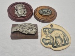 Lote de 3 placas decorativas, sendo em resina e madeira. Medindo o maior 10,5cm de diâmetro.