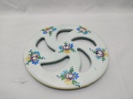 Lindo descanso de panela em porcelana com pintura de flores. Medindo 20cm de diâmetro.