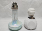 Lote de 2 perfumeiros antigos, sendo um em vidro opalinado e um em vidro furtacor. Medindo o maior 15,5cm de altura.