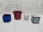 Lote de 4 vasos floreiras, sendo 3 em porcelana e 1 em plástico revestido com tecido. Medindo o vermelho 12cm x 10,5cm de altura. Leve bicado.