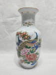 Lindo vaso, floreira em porcelana oriental com pintura ave do paraíso. Medindo 21,5cm de altura.