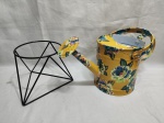 Lote de suporte para vaso de plantas e regador em metal pintado. Medindo o regador 16cm de altura sem alça.