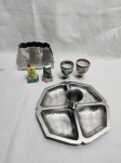 Lote diverso, composto de petisqueira e porta guardanapo em aço, saleiro, pimenteiro e par de suportes de ovo em porcelana. Medindo a petisqueira 19cm de diâmetro.