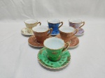 Jogo de 6 xícaras de café em porcelana Schmidt colorida com friso ouro. Medindo 5,5cm x 5,5cm de altura. Leve fio de cabelo.