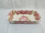 Linda travessa retangular em porcelana Weiss ricamente floral. Medindo 27,5cm x 13,5cm x 6,5cm de altura. Peça com diversas manchas do tempo.