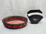 Lote de cesta em ratam trançado e suporte para coador de café em madeira. Medindo a cesta 30cm x 23cm x 9cm de altura.