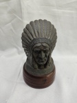Escultura de pajé em bronze com base em madeira, da Guy Motors Lto "Feathers in Our Cap". Medindo 16,5cm de altura.