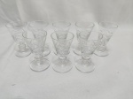 Jogo de 8 taças de licor em cristal lapidado. Medindo 4,5cm x 7,5cm de altura.