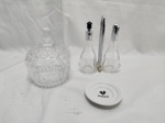 Lote de par de galheta em acrílico, pratinho decorativo em porcelana e compoteira em vidro. Medindo a compoteira 10,5cm x 14cm de altura.