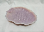 Linda petisqueira em vidro opalinado rosa com relevos. Medindo 17,5cm x 15cm x 3cm de altura.