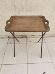 Linda mesa em plástico duro com pés dobráveis. Medindo 60cm x 40cm x 60cm de altura.