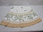 Linda toalha de mesa oval com detalhes de flores. Medindo 180cm x 160cm. Peças com marcas de guardado.