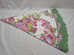 Toalha de mesa redonda floral com barra verde.  Medindo 140cm de diâmetro. Peças com marcas de guardado.