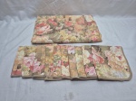 Jogo de toalha de mesa oval com 10 guardanapos em tecido floral. Medindo 200cm x 160cm. Peças com marcas de guardado.
