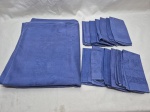 Toalha de mesa retangular com 12 guardanapos em tecido azul.  Medindo 240cm x 150cm. Peças com marcas de guardado.