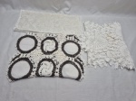 Lote de 3 caminhos de mesa em tecidos e modelos diversos. Medindo o maior 150cm x 30cm. Peças com marcas de guardado.