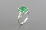 Anel Solitário em Ouro Branco 18k com Esmeralda de 10mm e Aprox. 1.0ct de Diamantes Trapézio - Aro 1