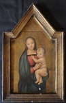 Iconografia - Quadro com gravura de Nossa Senhora segurando criança no colo, moldura em forma de igreja pigmentada em ouro velho. Med. 30 x 48cm No estado.