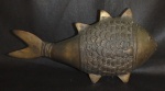 Interessante escultura de peixe em bronze, com escamas e suas barbatanas rica em detalhes. Med. 28cm largura com 14 cm de altura.
