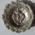 Medalhão de parede em bronze com brasão ao centro e coroa na parte superior. Diam. 30cm