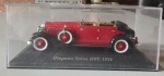Interessante carrinho Hispano Suiza H6C 1934 de coleção em metal acondicionado em seu estojo original na cor vermelha e preta em ótimo estado de conservação. Medida aproximada do carrinho 5x12cm.