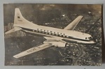 Cartão fotográfico antigo com avião da Lufthansa. Apresenta pequeno furo de grampeador na parte superior. No Estado. Med. 9 x 14cm
