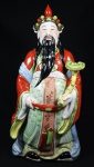Dignatário, escultura oriental em porcelana esmaltada, vitrificada e policromada, realces a ouro. med: 46 cm