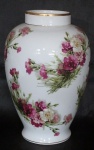 EJ - Vaso europeu circa 1960 estilo art nouveau, em porcelana branca decorada com flores policromadas, marcado, alt. 28cm. (fio de cabelo na borda).