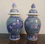 Par de vasos decorativos em Porcelana tom azul e branco - altura 10cm