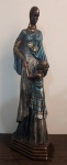 Grande Escultura em Resina representando mulher africana e sua cria, muito bem formatada com rica policromia em tonalidades azul, prata, marrom e dourado. Med. 46cm