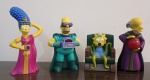 Colecionismo - Lote com quatro(4) bonecos dos Simpsons ricamente trabalhados e coloridos.