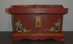 Caixa de madeira, patinada nas cores ocre e marrom, decorada com flores e folhagens. Med. 15 x 22 x 14 cm.