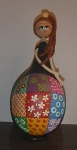 ARTE POPULAR Boneca em biscuit, feita de cabaça, rica policromia, objeto de decoração com aprox. 22cm