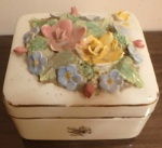 Linda caixa em porcelana encimada com flores em porcelana. bicado em uma das flores. Med. 7,5 x 7 x 6cm