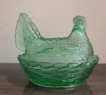 Manteigueira americana de coleção em forma de galinha, vidro esverdeado, med.13x12 -  Borda perolada, trabalhos de penas no corpo, perfeita