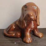 Interessante estatueta  representando cachorro na cor marrom.Med.19x23 x 14cm