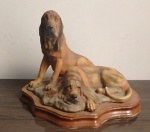 Grupo escultórico em resina Italiana representando dois cachorros com base em madeira. Alt: 20cm e comp: 24cm