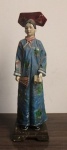 Estatueta chinesa em resina com rica policromia representando dignataria em traje típico, não direita um leque e na esquerda um livro. Alt. 23cm
