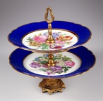 Doceira de porcelana europeia com estrutura de metal dourado. Coluna central gomada e com pega vazad