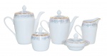 PORCELANA - Remanescente de 5 peças para chá e café da manufatura GERMER MADE IN BRAZIL,  com decoração floral em policromia e filetes dourados. Contém: bule para café 23A x 24C de bico a alça, bule para chá 20A x 23C de bico a alça, leiteira 15A, açucareiro 12A x 9D e manteigueira 6A x 15cm de diâmetro. Todas as peças em ótimo estado de conservação.